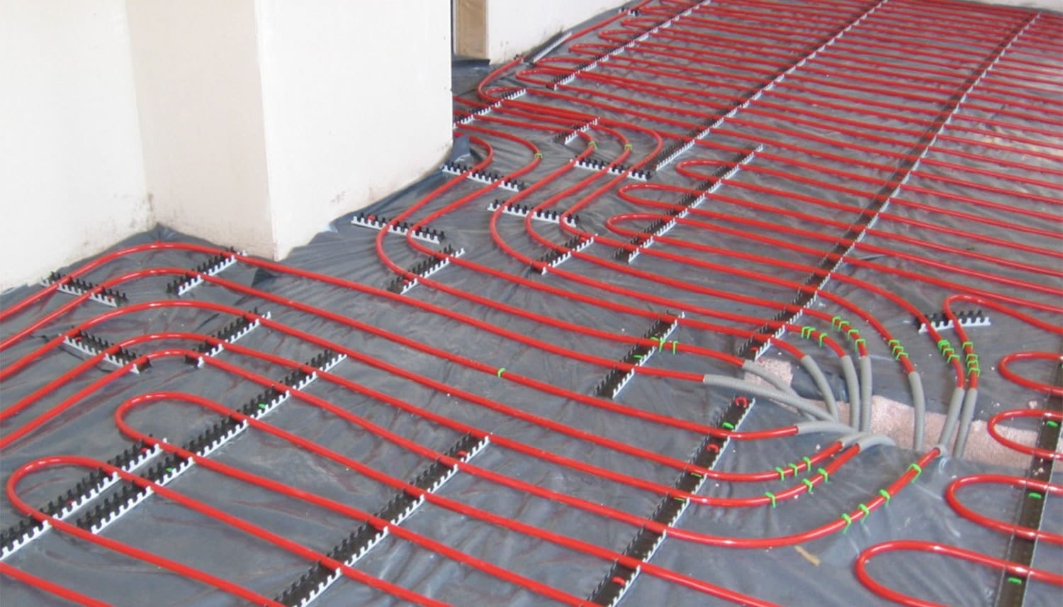 Underfloor_heating_pipes-min